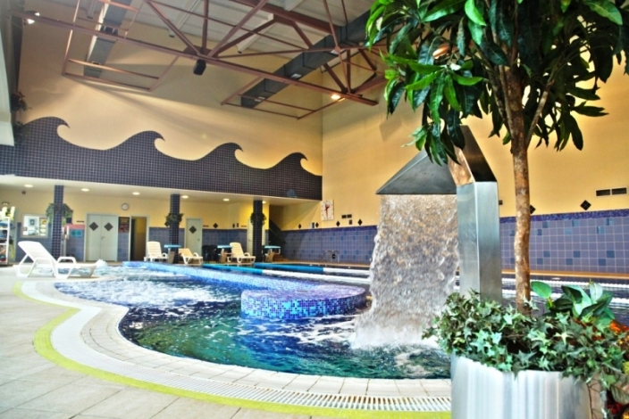 GOLD'S GYM POOL COMPLEX